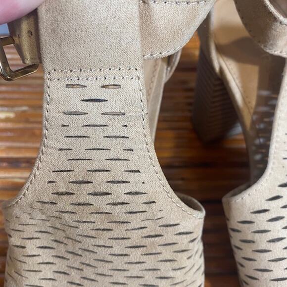 Express Tan Faux Suede Perforated Open Toe Ankle Strap Block Heel Women SZ 6 - Picture 11 of 14